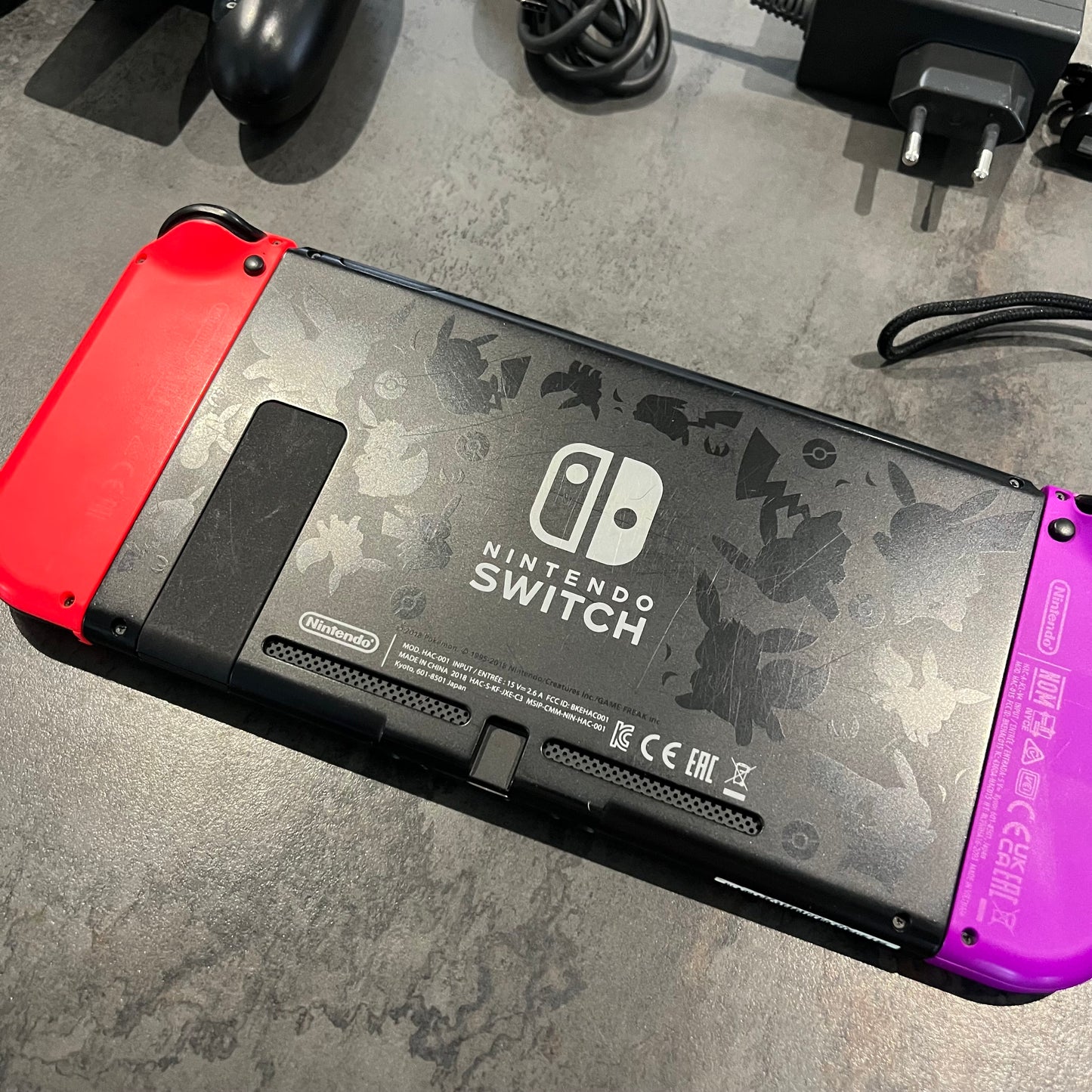 Console Switch édition Pokémon ( bien lire )