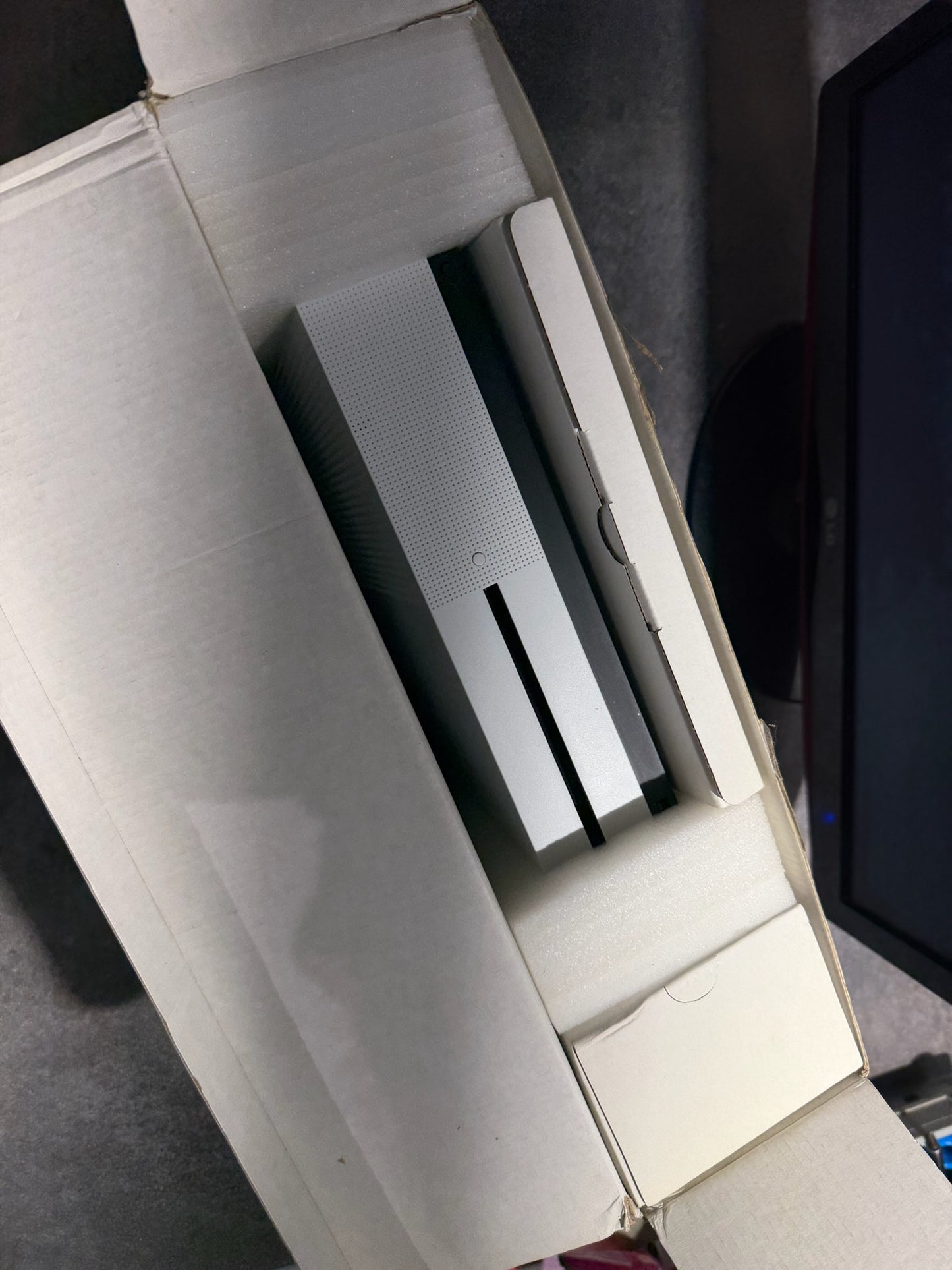 Console Xbox One S 1 To en boîte